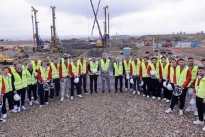 世體：馬競一線隊球員親臨體育城建筑工地，近距離參觀工程進(jìn)展