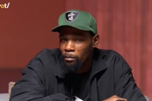 開過小號噴網(wǎng)友嗎？KD：開過！為啥？KD：不想讓人發(fā)現(xiàn)