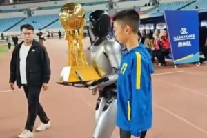 蘇超決賽彩排進(jìn)行：世界杯同款飛貓系統(tǒng)亮相，機(jī)器人送冠軍獎(jiǎng)杯