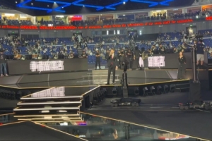 管澤元分享現(xiàn)場照片：解說席距離近到我翻過去就可以站Faker身后