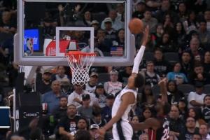 就往天花板扔！文班高高躍起接瓦塞爾傳球單臂暴力空接