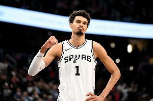 關(guān)鍵時刻展現(xiàn)防守統(tǒng)治力！文班亞馬23中10轟27分18板6助1斷5帽