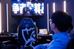 LOL官推分享Tabe看Faker賽后采訪照片：最高的山，最長的河