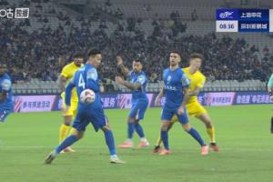 險！蔣圣龍禁區(qū)內(nèi)停球不慎打到自己手臂，裁判認(rèn)定反彈球不判點