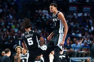 賞心悅目！馬刺全隊無限傳導(dǎo)&最終文班突破分球卡斯?fàn)柹匣@打進(jìn)