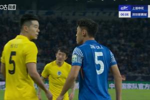 激情對噴！朱辰杰倒地胡睿寶指責(zé)其假摔騙點，兩人互噴垃圾話