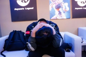 AL賽后返圖：隊員懊惱抱頭，Tarzan雙手扶額，Tabe遙望轉播采訪的Faker