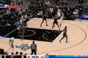 輕舒猿臂！瓦塞爾中投不中 文班亞馬隨便一跳輕松補(bǔ)籃命中！