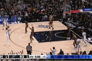 連珠炮！瓦塞爾和文班相繼三分穿針 馬刺反超比分打停熱火