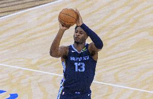 內(nèi)外開花！小賈倫-杰克遜半場5中5砍全隊(duì)最高13分 三分2中2