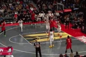 偏向虎山行！阿夫迪亞上籃面對(duì)兩人防守扳平比分