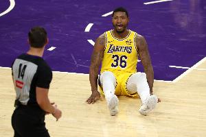 斯瑪特：小時(shí)候打籃球被我哥肘臉&推倒 我拿著刀準(zhǔn)備和他干架