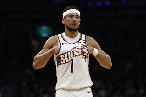 下場打不敗馬刺！布克：此前從未遇到這樣情況 看了文班高光集錦