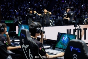 LOL官推分享基地爆炸時Chovy凝視屏幕圖：夢想碰撞 噩夢便會誕生