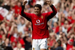 傳奇開(kāi)始的地方！2003年的今天C羅斬獲曼聯(lián)生涯處子球