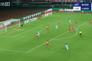 梅州逃過一劫！佩尼亞中路一漏，閆鵬點(diǎn)球點(diǎn)打門擊中立柱彈出