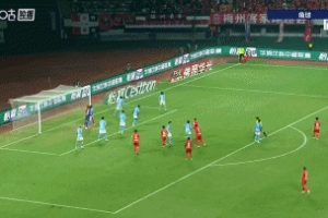 梅州扳回一個(gè)！奧馬爾松門前亂戰(zhàn)中補(bǔ)射得手，梅州1-2大連