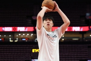 首節(jié)沒打！媒體人：小楊能否和約老師來個對位 看樣子要打個問號