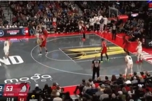 不得不出手！約基奇弧頂空位超遠三分 迎著克林根扔進！