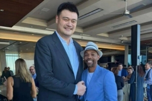 老熟人了！媒體人曬照：姚明與前隊(duì)友“街球王”阿爾斯通合照