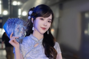 主持人余霜曬照：在后臺看完今天的精彩比賽 也想給咱們LPL集個氣