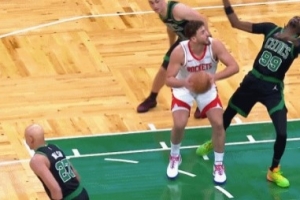 夸張了！布歇防守對抗后仰倒地 被吹假摔送火箭1分