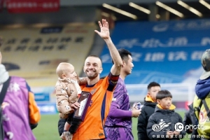 青島海牛為第28輪最佳球員薩里奇頒獎(jiǎng)，為金洋洋舉辦200場(chǎng)儀式