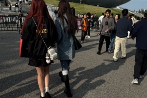 媒體人：現(xiàn)場沒見幾個穿TES隊服的 全是T1和Faker Doran都有人穿