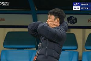 這球都沒進(jìn)！賀慣絕佳機(jī)會踢偏海牛再逃一劫，鄧卓翔驚出表情包