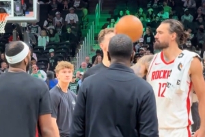 一本正經(jīng)的海王！申京和奧科吉頭球傳球玩得正嗨 亞當(dāng)斯直接搶斷