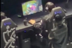 這你敢信？Faker加里奧按出金身前還在切屏