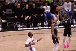 大水沖了龍王廟！籃網(wǎng)反擊送空接 曼恩和克拉克斯頓搶一起成失誤