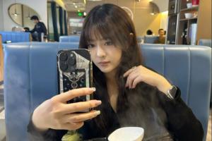 家庭地位縱橫宇宙！解說毛毛分享女友Kris照片：吃個飯一直臭美