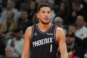 布克：現(xiàn)在的我?guī)缀跏裁捶朗囟家?jiàn)識(shí)過(guò)了 今天我的平衡做得很好