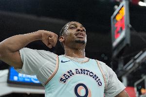 干凈利落！凱爾登閃電變向殺進內線 鉚足勁掄臂戰(zhàn)斧隔扣馬威