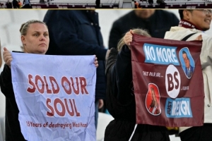 西漢姆贏球后球迷仍靜坐抗議，要求俱樂部主席、副主席辭職