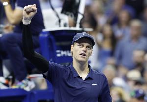 辛納頒獎發(fā)言：感謝團隊激勵我挑戰(zhàn)極限，很高興能與大家分享奪冠