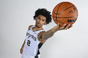 希望無礙！榜眼秀迪倫-哈珀左小腿受傷傷退 回到場邊時穿著保護靴