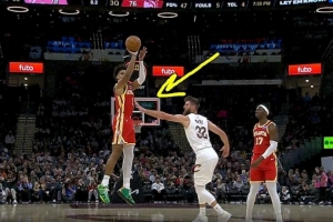 就差一點(diǎn)點(diǎn)！杰倫-約翰遜三節(jié)結(jié)束加長(zhǎng)壓哨三分命中 但先超時(shí)！