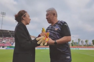 定南贛聯(lián)為守門員教練李偉舉行退休儀式，其從事職業(yè)教練36年