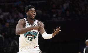 受犯規(guī)困擾！小賈倫-杰克遜15中8拿到20分9板 有5犯規(guī)