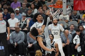 希望無礙！馬刺隊記：哈珀腳穿保護靴 拄著拐杖離開了球館