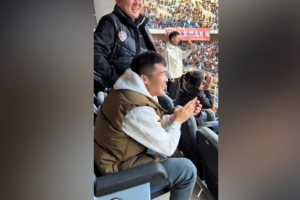 歡迎回家！記者：河南隊(duì)鐘義浩現(xiàn)場(chǎng)觀戰(zhàn)海牛，海牛進(jìn)球后他很開心