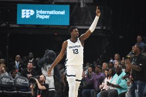 獨(dú)自帶隊(duì)支撐！賈倫-杰克遜半場(chǎng)8中5&三分2中1拿12分 另有4板