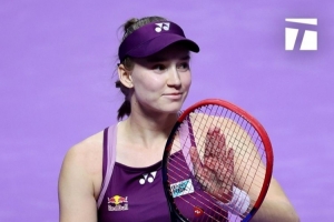 第三盤送蛋！萊巴金娜2-1逆轉(zhuǎn)斯瓦泰克，取得8連勝年終小組賽2-0