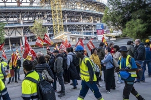 勞務(wù)糾紛！每體：數(shù)十位工人在諾坎普外聚集，抗議工地違規(guī)裁員