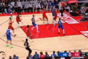 秀??！拉塞爾面對(duì)KD、亞當(dāng)斯包夾 不看人隱蔽助攻籃下輕松得分