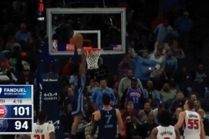 騰空而起！莫蘭特和威廉姆斯打出“撞墻配合”后完成空接暴扣