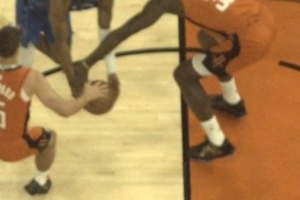 火眼金睛！卡佩拉手刀布蘭登-威廉姆斯被吹犯規(guī) 火箭果斷挑戰(zhàn)成功