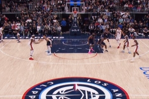 幸無大礙！小卡防守中出現(xiàn)崴腳倒地 仍堅(jiān)持作戰(zhàn)